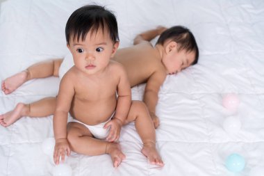 yatakta ikiz bebekler, bir oturma, bir uyku