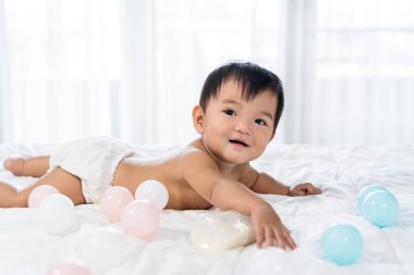 yatakta yatan neşeli bebek