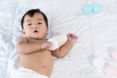 yatakta yatan neşeli bebek