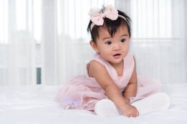 yatakta pembe elbise bebek