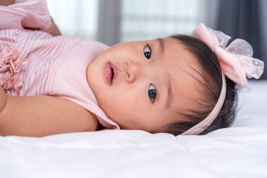 yatakta pembe elbise bebek yakın yukarı