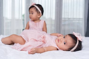 yatakta pembe elbise iki ikiz bebekler