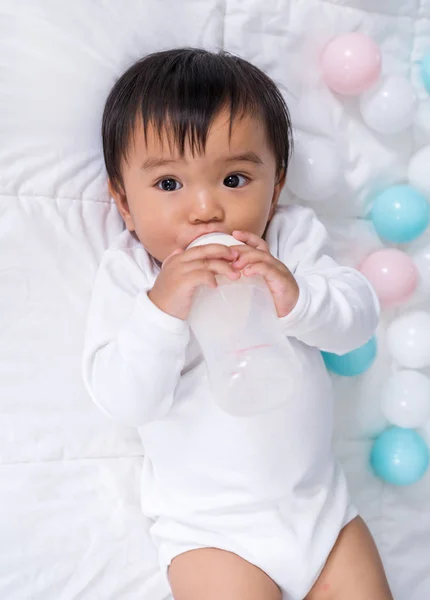 침대에 병에서 아기 음료 우유 — 스톡 사진
