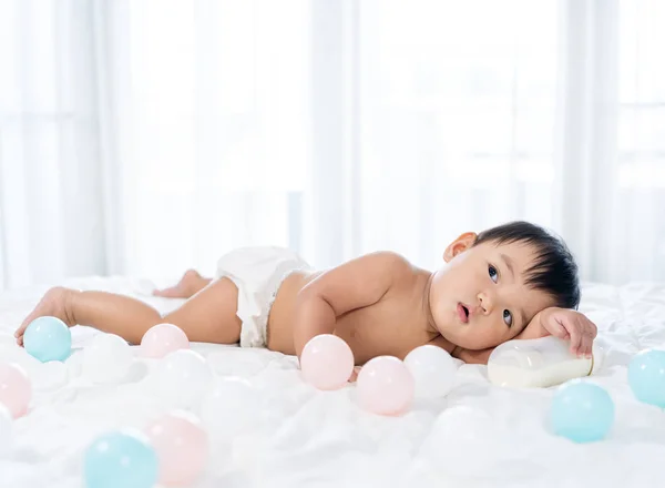 Bebê alegre deitado na cama — Fotografia de Stock