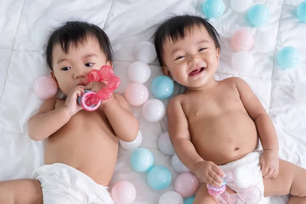Cheerful twin babies on bed — Stock Photo, Image
