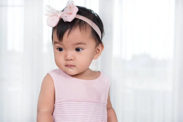 Baby in roze jurk — Stockfoto