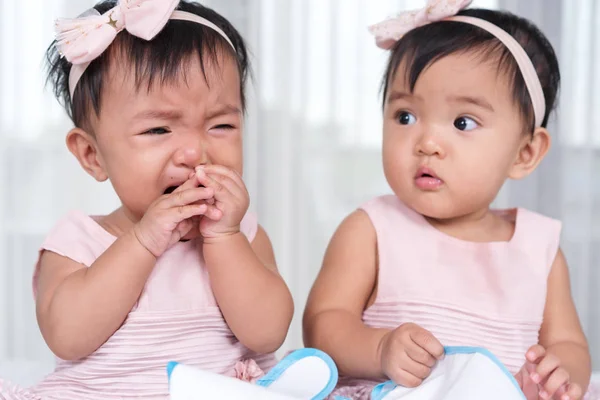 분홍색 드레스를 입은 쌍둥이 아기, 찾고 있는 아기, 울고 있는 아기 — 스톡 사진