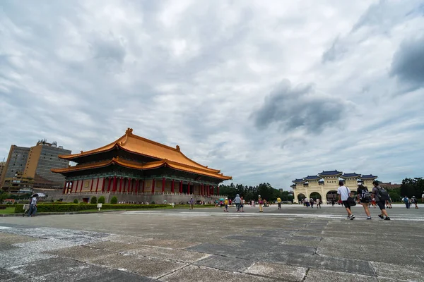 Salle de théâtre nationale et porte principale de la Place de la Liberté de Chiang Kai — Photo