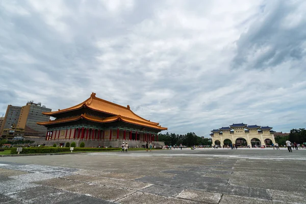 Nationale theater zaal en Vrijheidsplein poort van Chiang Kai-shek — Stockfoto