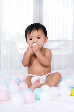 Yatağın üstüne oturan bebek