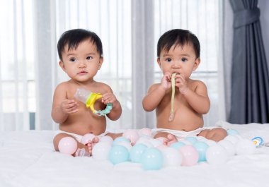 yatakta neşeli ikiz bebekler