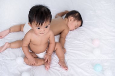 yatakta ikiz bebekler, bir oturma, bir uyku