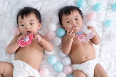 yatakta neşeli ikiz bebekler