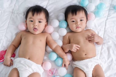 yatakta neşeli ikiz bebekler