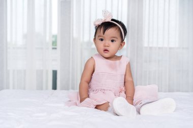 yatakta pembe elbise bebek