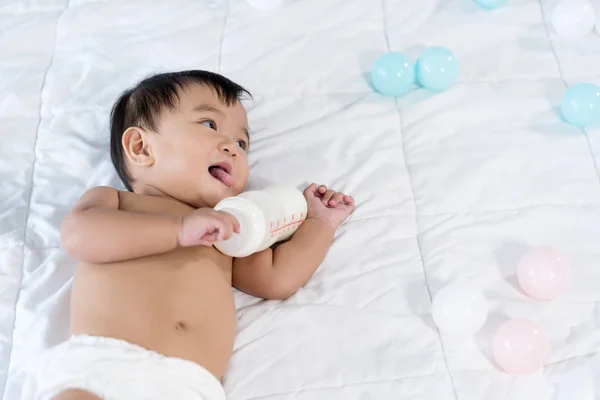 Bebê alegre deitado na cama — Fotografia de Stock