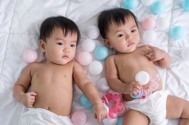 yatakta neşeli ikiz bebekler