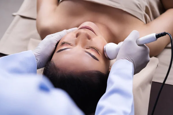 Részesülő nő ultrahang arc szépségápolás bőrápolás — Stock Fotó