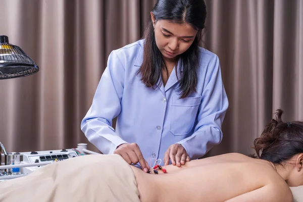Kobieta przechodzi leczenie akupunktury z elektrycznym stymulato — Zdjęcie stockowe