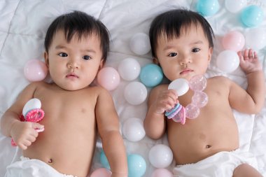 yatakta neşeli ikiz bebekler