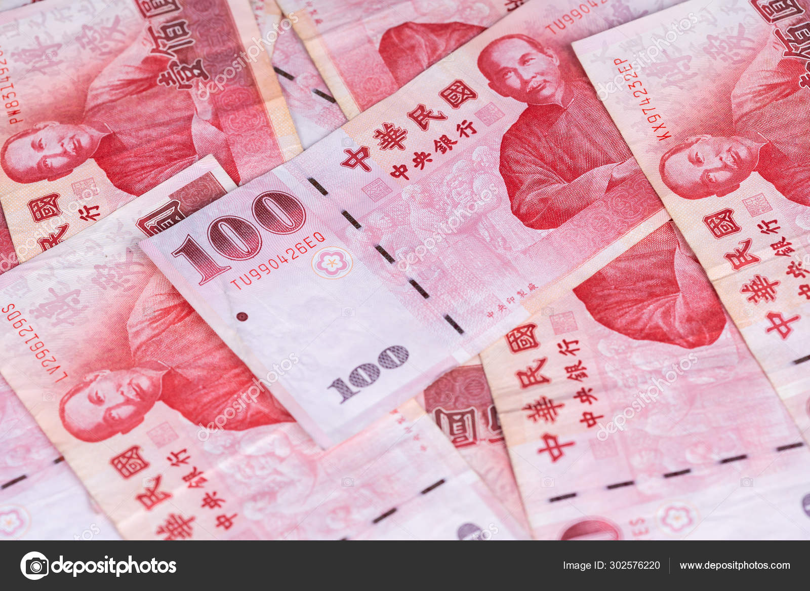 100张新台币纸币—— 库存社论照片© geargodz #302576220