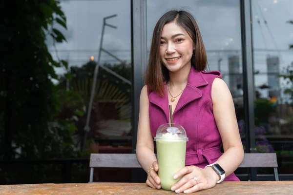 Donna che beve frappe di tè verde nel caffè — Foto Stock