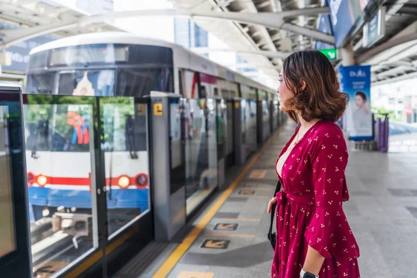 Kvinna stående i linjer väntar BTS Sky Train på Chong Nonsri St — Stockfoto