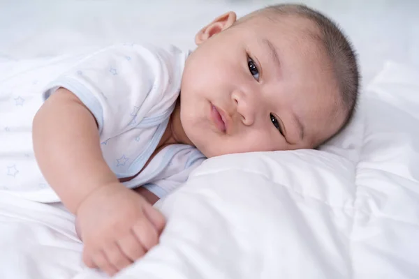 Bebé feliz acostado en una cama —  Fotos de Stock