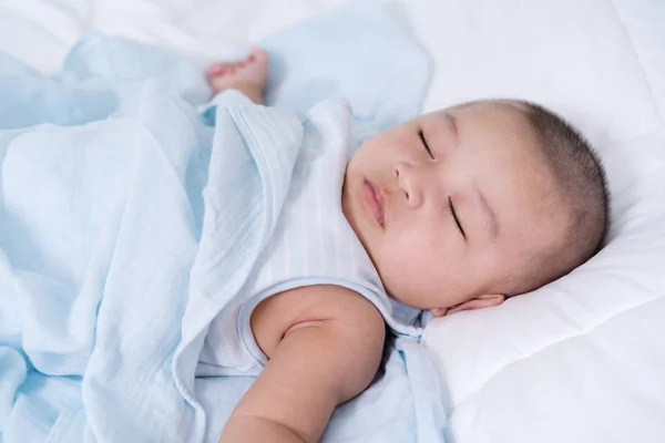 Bebê dormindo em uma cama em casa — Fotografia de Stock