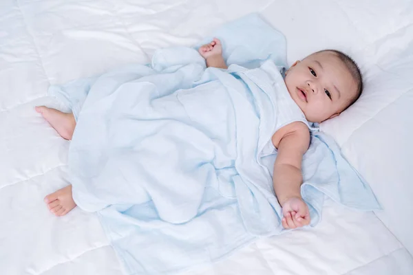 Fröhliches Baby auf einem Bett — Stockfoto