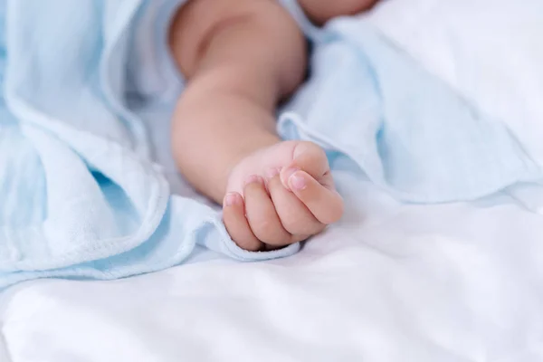 Cerca de la mano del bebé —  Fotos de Stock