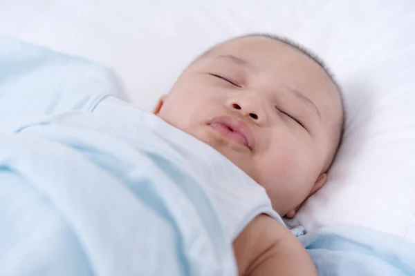 Bebê dormindo em uma cama em casa — Fotografia de Stock