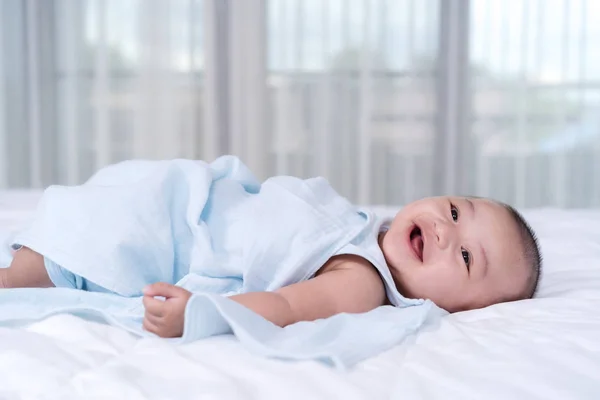 Veselé dítě na posteli — Stock fotografie
