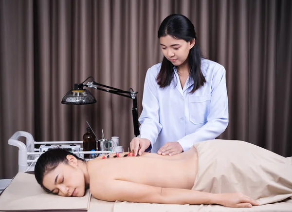 Mulher em tratamento de acupuntura com estimulato elétrico — Fotografia de Stock