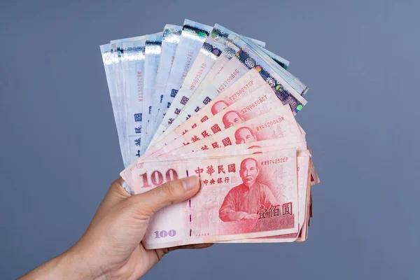 Ręczne trzymanie nowego banknotu dolara tajwańskiego — Zdjęcie stockowe