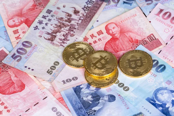 Moneda de bit con nuevo billete de dólar de Taiwán — Foto de Stock