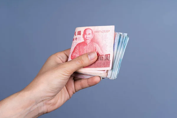 新台湾ドル紙幣を持つ手 — ストック写真