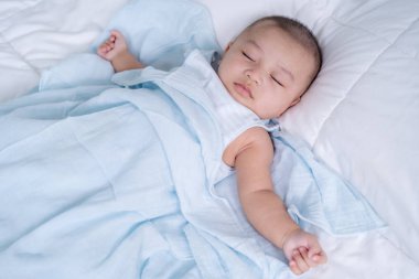 evde bir yatakta uyuyan bebek