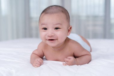 yatakta mutlu bebek