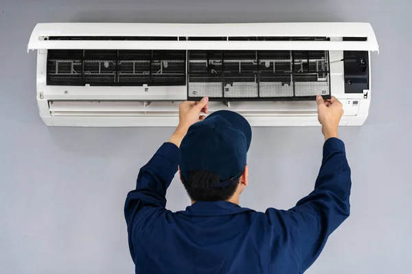 Serviço técnico remoção de filtro de ar do condicionador de ar para cl — Fotografia de Stock