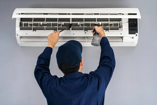 Technicus service reiniging van de airconditioner — Stockfoto