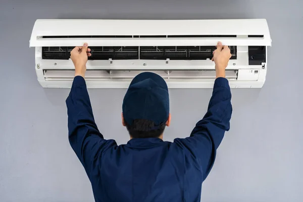 Technician service checking and repairing air conditioner — Stock Photo, Image