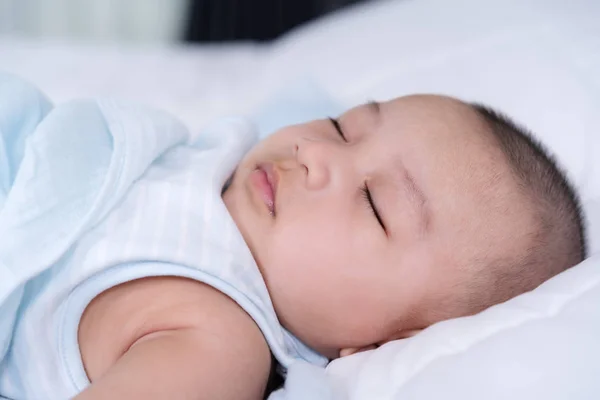 Baby schläft zu Hause auf einem Bett — Stockfoto