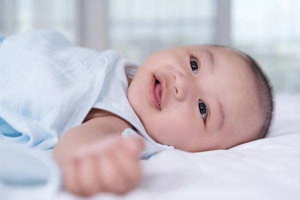 Bebê alegre em uma cama — Fotografia de Stock