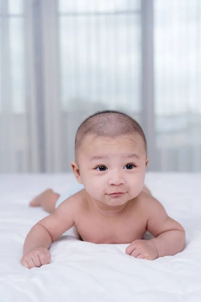 Bebé feliz en una cama —  Fotos de Stock