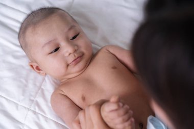 yatakta annenin bebek el tutma parmağı
