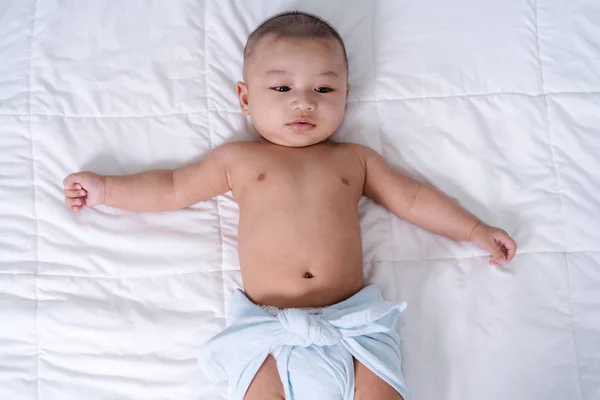 Vrolijk baby op een bed — Stockfoto
