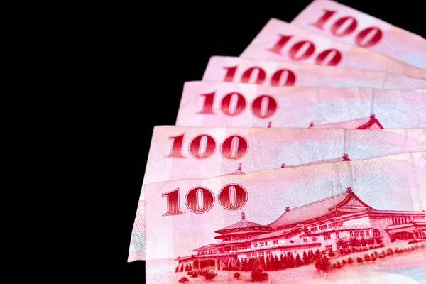 Billete de 100 dólares de Taiwán nuevo, efectivo aislado en balck backbroun — Foto de Stock