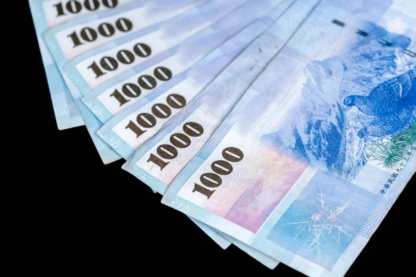 1000 nowy banknot dolar tajwański, gotówka izolowane na Balck backbrou — Zdjęcie stockowe