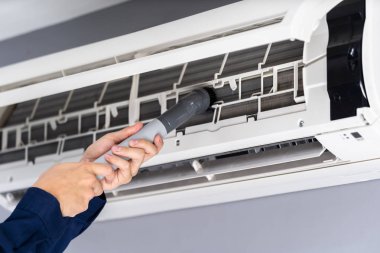 hava temizliği için elektrikli süpürge kullanarak teknisyen hizmeti kapatın